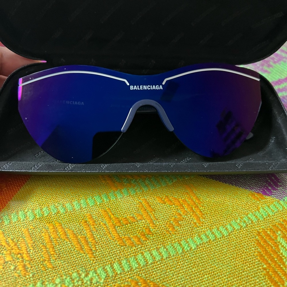 New without tag. Absolutely FIRE 🔥🔥🔥 BALENCIAGA shades. Honestly very flashy. - Picture 4 of 8